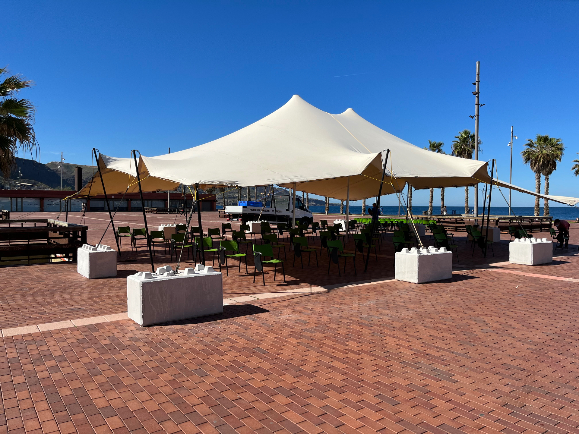 Carpas plegables en pabellón deportivo