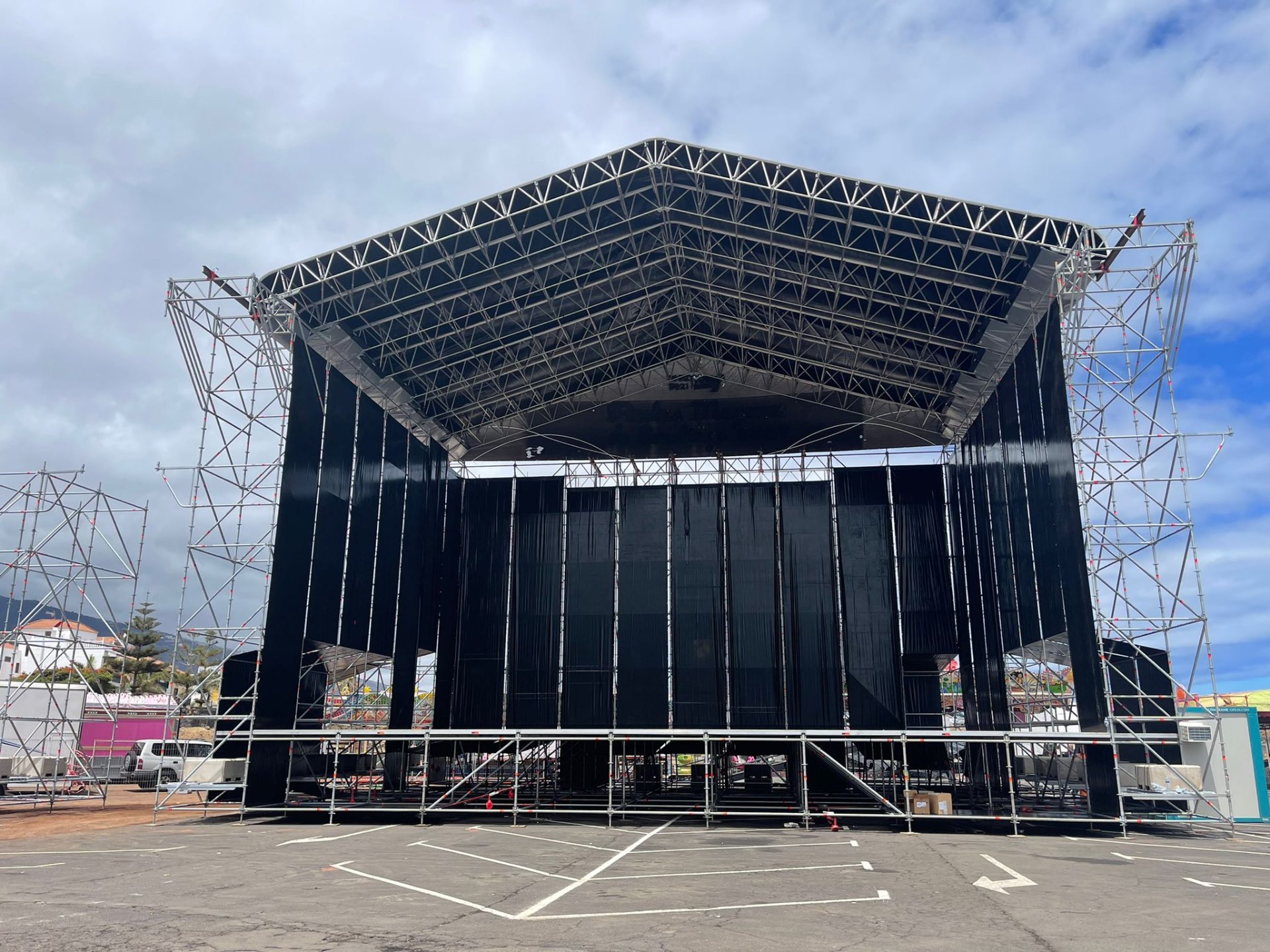 Set de rodaje en Lérida con carpa negra anclada