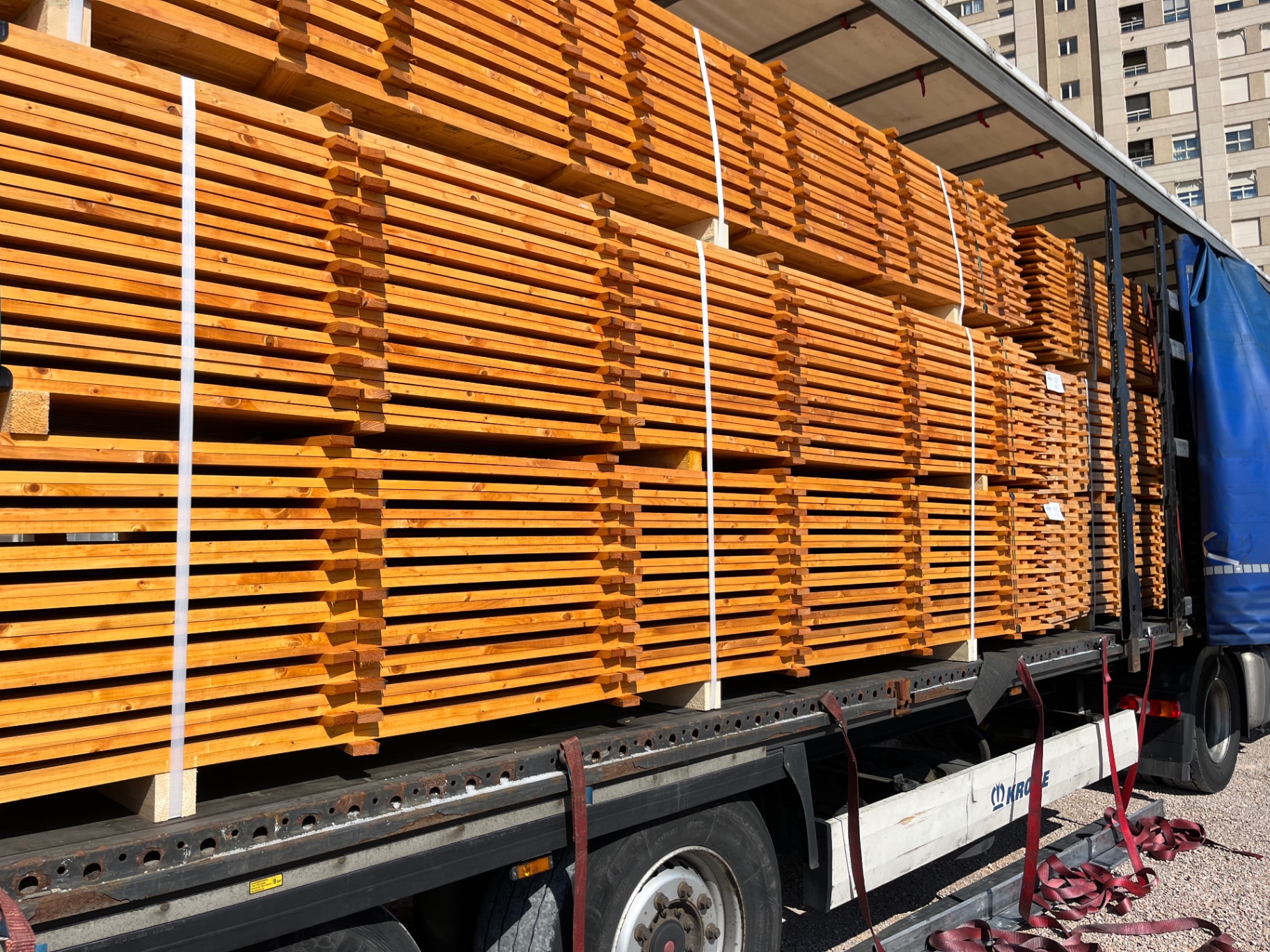 Base camp nocturno en Canarias con carpas industriales