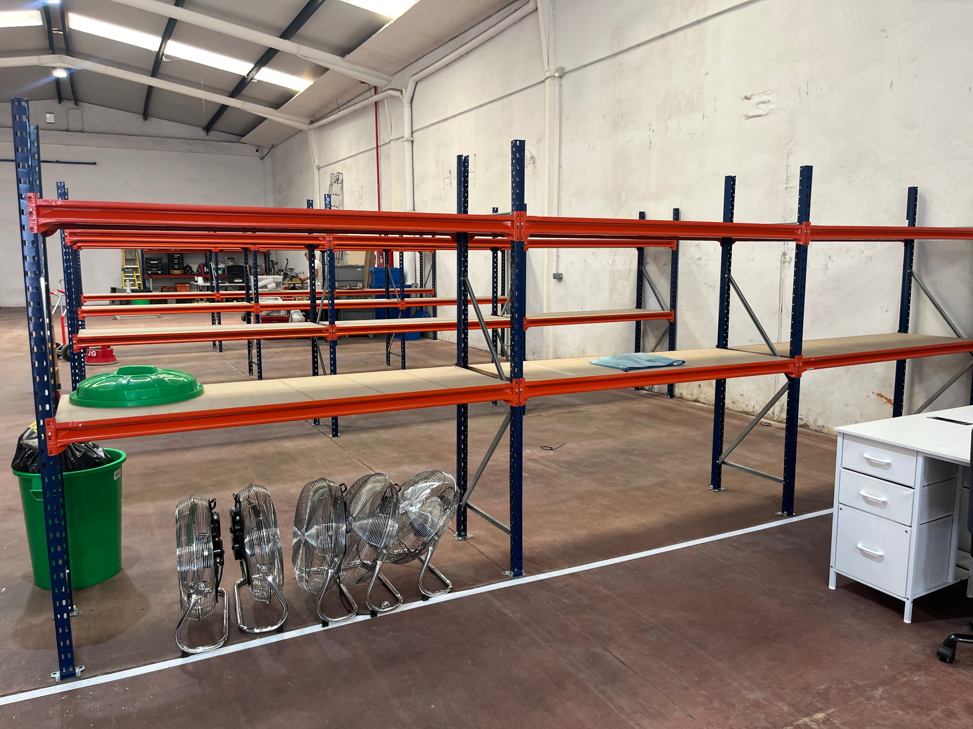 Almacén de material con estanterías industriales