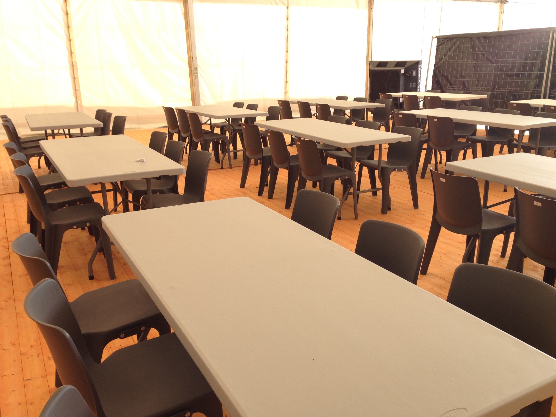 Comedor de producción con mesas y sillas