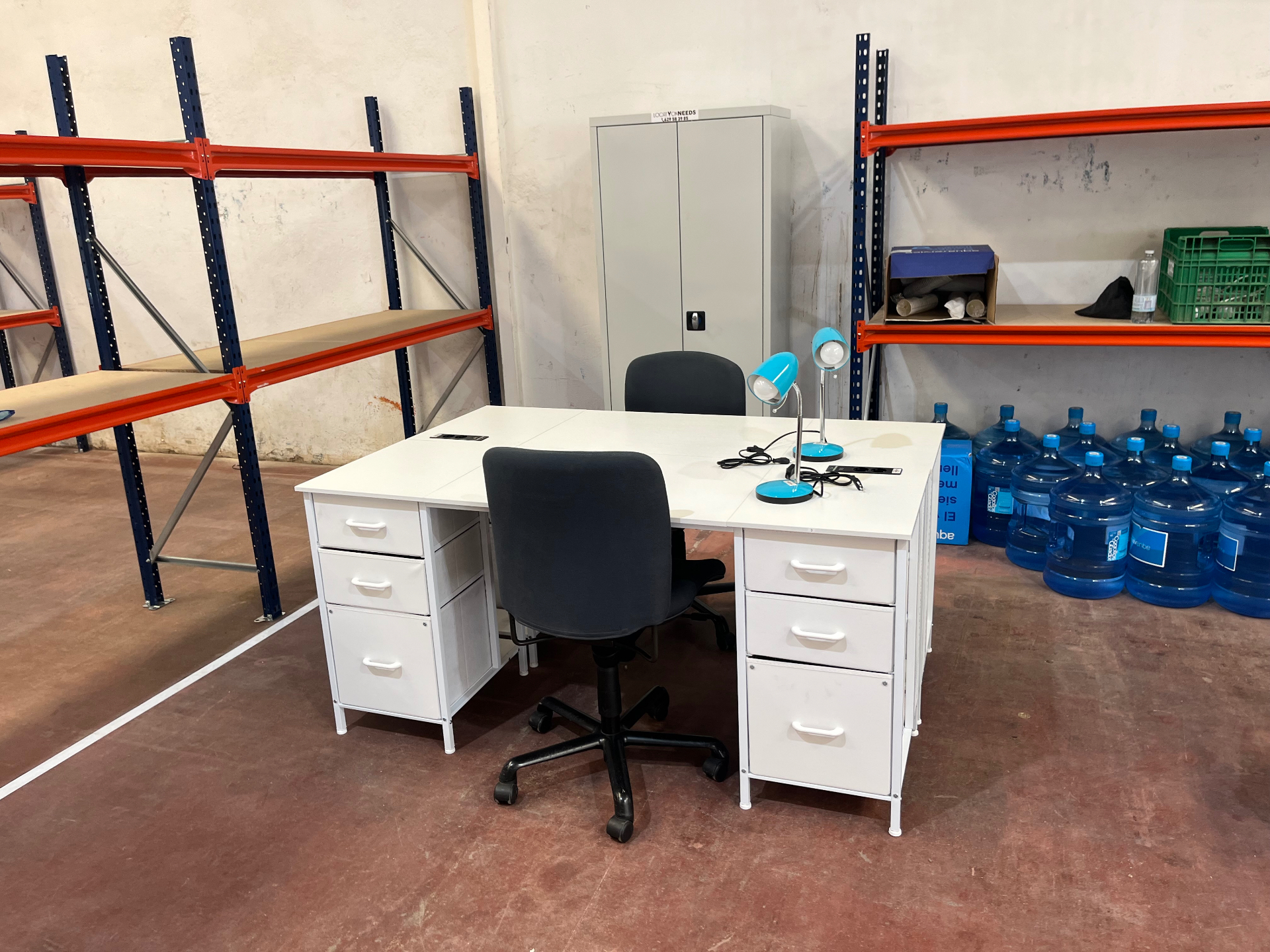 Oficina de producción portátil con escritorio