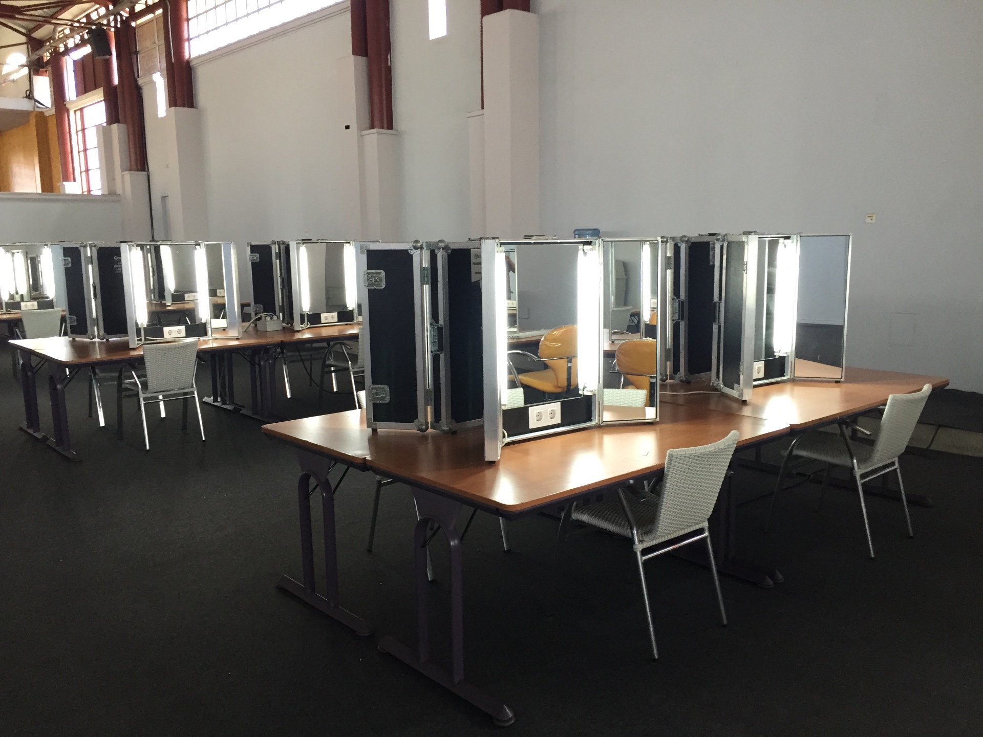 Maquillaje en localización con sillas de director