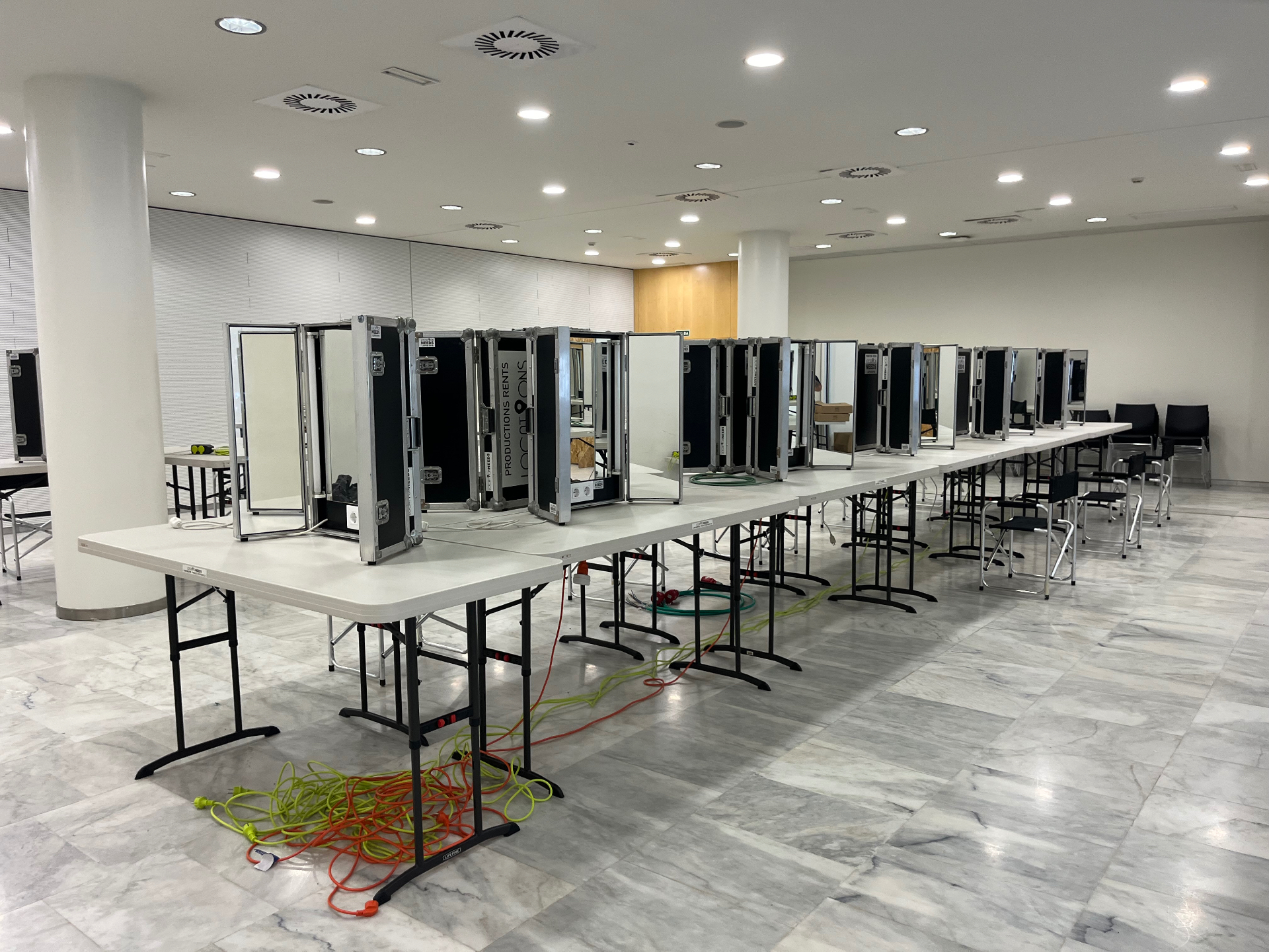 Tocador portátil con espejo tríptico y enchufes