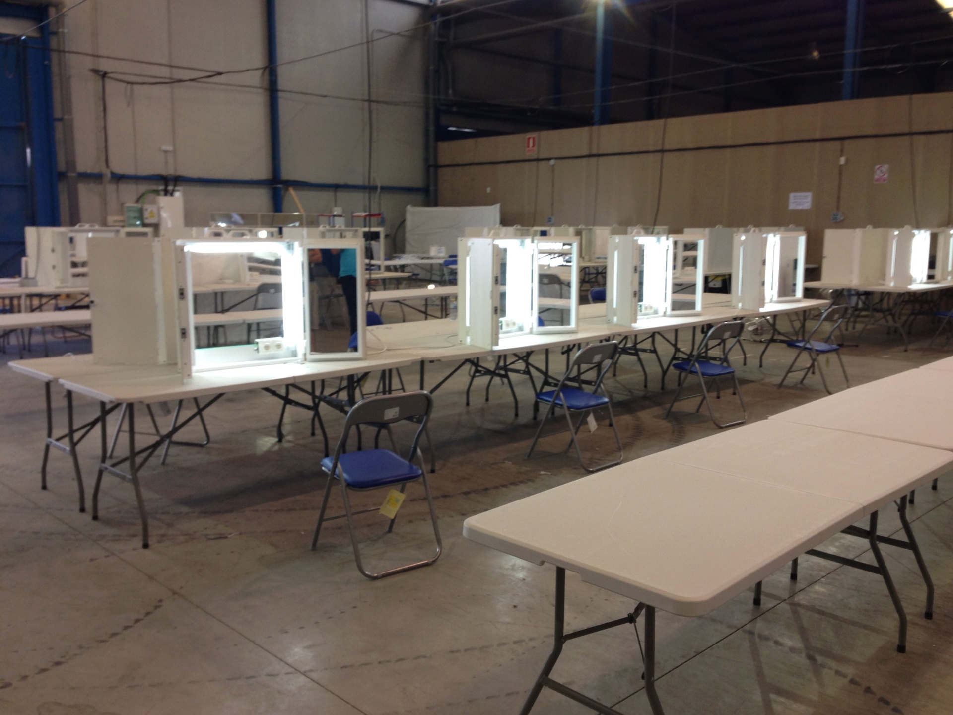 Zona de maquillaje con espejos iluminados para rodaje