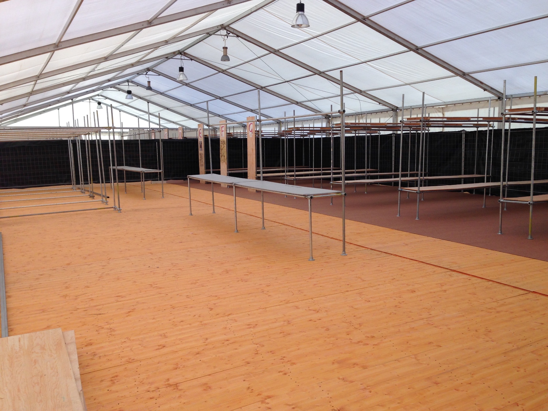 Pasillo de vestuario con moqueta y percheros