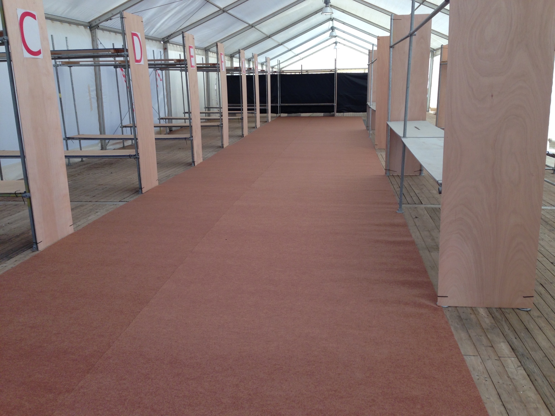 Vestuario con tarima y suelo técnico de madera